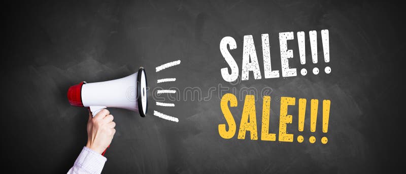 Hand med en megafon som är främst av en svart tavla med meddelande`en Sale!!! Sale!!! `, royaltyfria bilder Hand med en megafon som är främst av en svart tavla med meddelande`en Sale!!! Sale!!! `, royaltyfria bilder