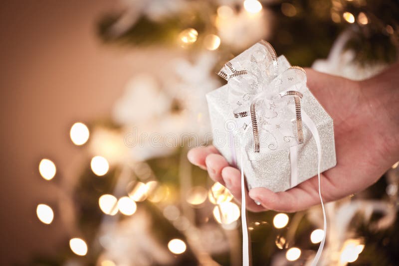 Hand met een kleine Kerstmisgift royalty-vrije stock afbeelding Hand met een kleine Kerstmisgift royalty-vrije stock afbeelding