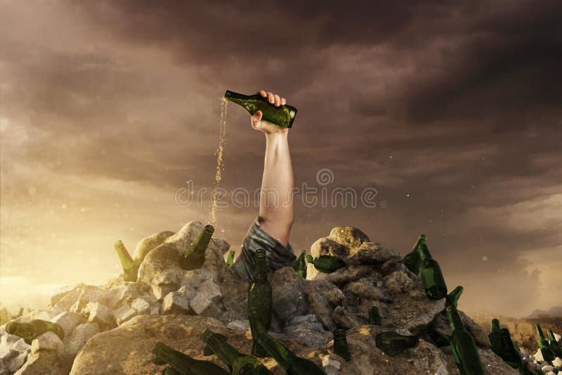 Hand met groene omhoog van vuilnisstortplaats opheffen en lege bierfles die het om eindealcoholisme te zeggen De verslaving van d stock foto Hand met groene omhoog van vuilnisstortplaats opheffen en lege bierfles die het om eindealcoholisme te zeggen De verslaving van d stock foto