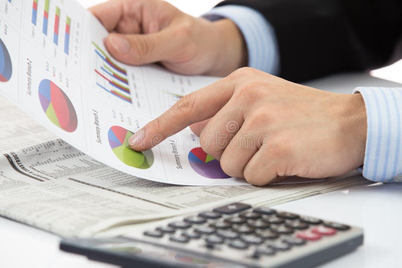 Hand mit Finanzbericht stockbild Hand mit Finanzbericht stockbild