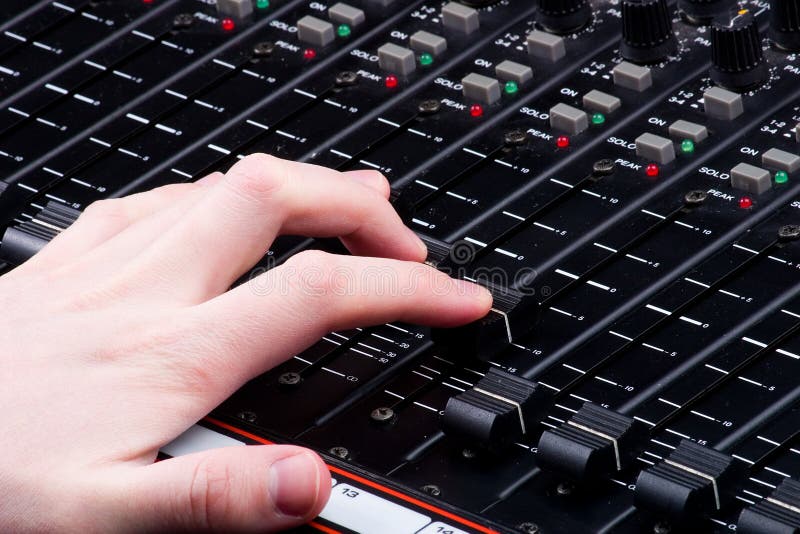 Mână pe consola de amestecare royalty free stock image