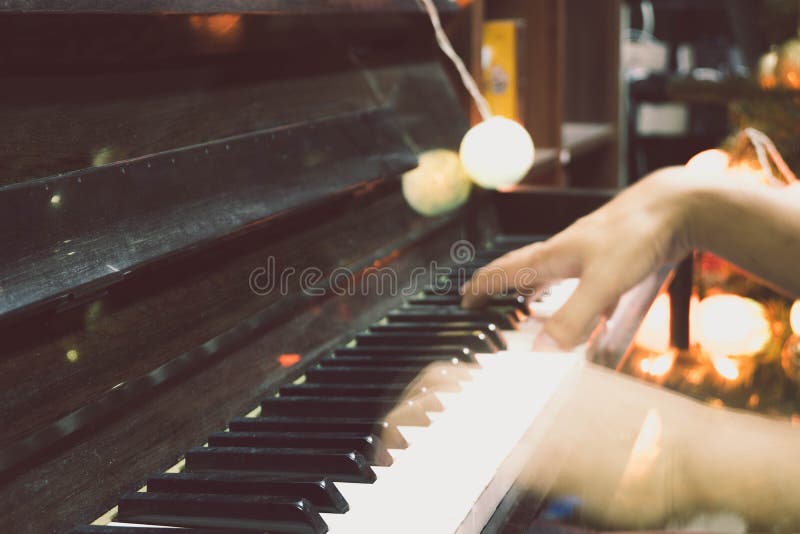 Đàn piano với ánh sáng nền đang chơi nhạc là một hình ảnh đẹp lãng mạn và đầy trầm lắng, đưa bạn đến những khung cảnh đầy nghệ thuật và tình cảm. Bạn sẽ cảm nhận được âm thanh êm dịu của nhạc piano, kết hợp với ánh sáng mềm mại tạo nên một bầu không khí thật tuyệt vời.