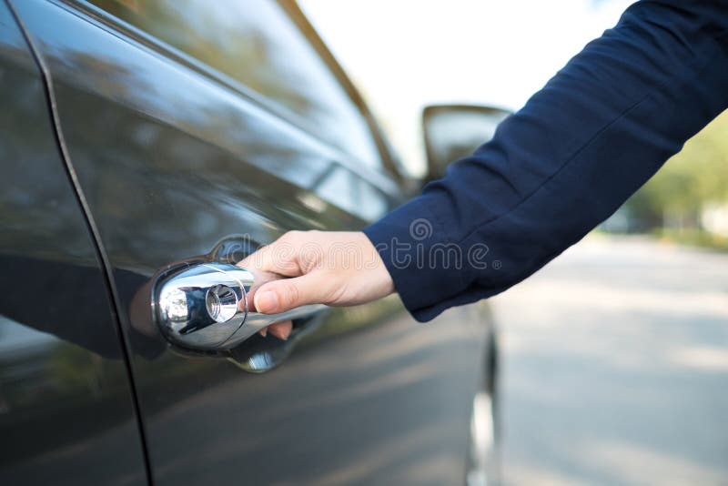 Hand op handvat Close-up die van vrouwelijke hand een autodeur openen stock foto Hand op handvat Close-up die van vrouwelijke hand een autodeur openen stock foto