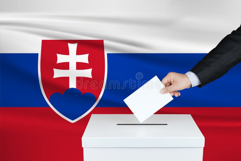 Voľby na Slovensku. Ruka muža, ktorý dáva svoj hlas do volebnej urny. Na pozadí mávala vlajka Slovenska.