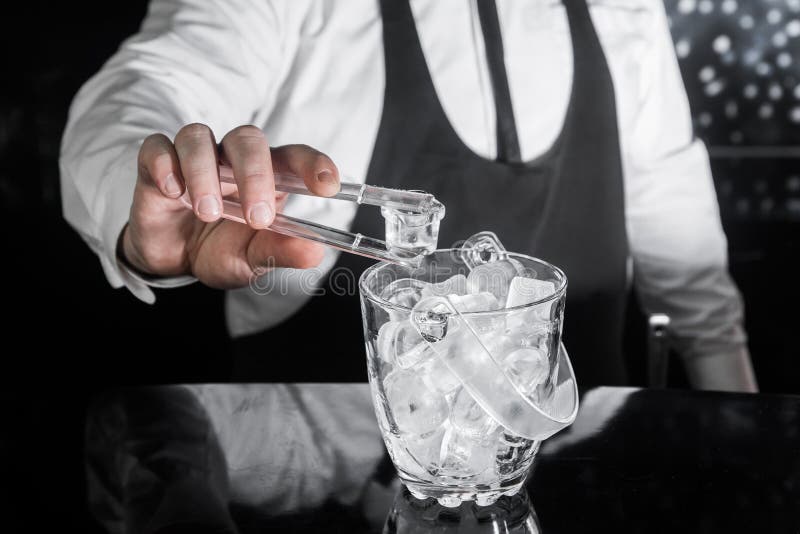 https://thumbs.dreamstime.com/b/hand-professional-bartender-holds-plastic-ice-cube-tongs-next-to-cold-dish-236550199.jpg