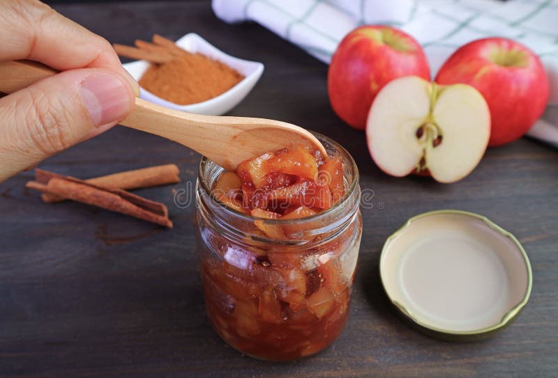 Buștean de mere caramelizat cu scoici manuale stock photo