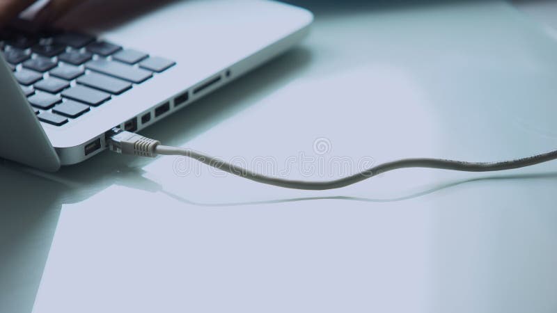 Hand som förbinder bärbara datorn för snabb internet, modern persondatorteknologi stock video