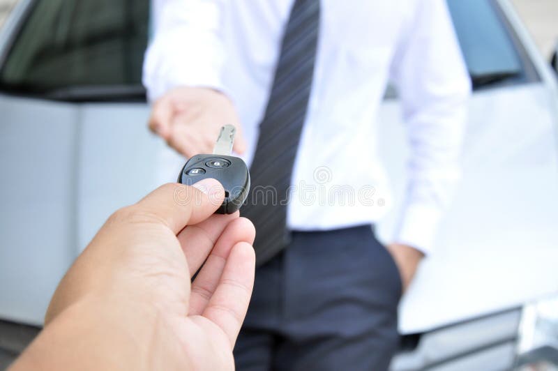 Hand som ger en biltangent - bilförsäljning & hyraservice royaltyfria bilder Hand som ger en biltangent - bilförsäljning & hyraservice royaltyfria bilder