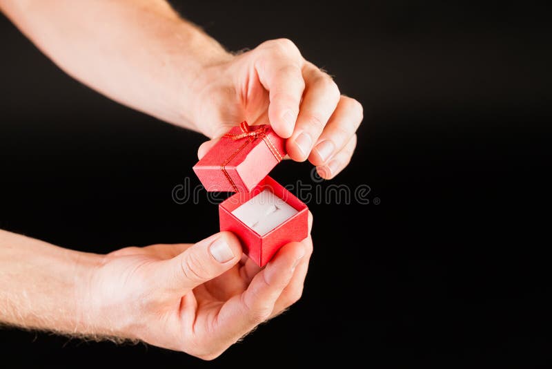 Hand som visar den röda närvarande asken arkivbild Hand som visar den röda närvarande asken arkivbild