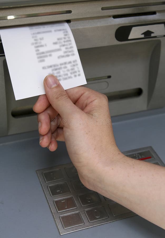 Ruku užívání obdržení Automated Teller Machine, informace o doručení je rozmazané.