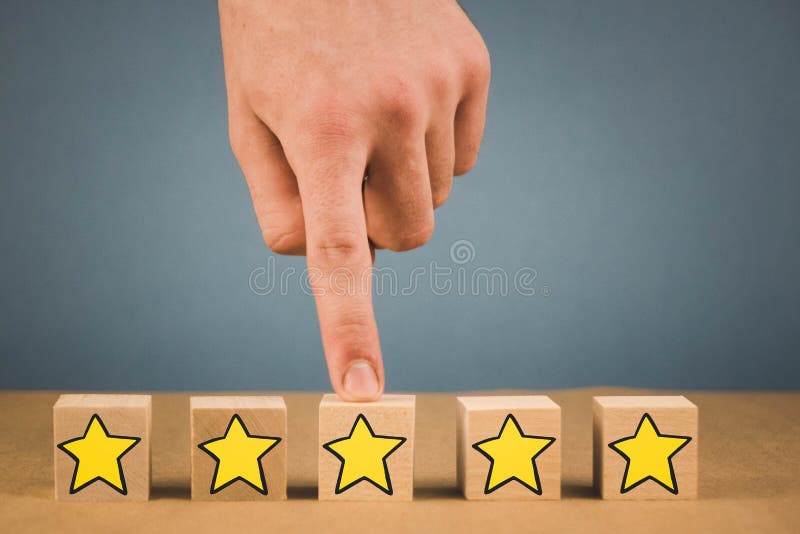 Hand trifft eine Wahl und wählt einen der Sterne, auf einem blauen Hintergrund stockfotografie Hand trifft eine Wahl und wählt einen der Sterne, auf einem blauen Hintergrund stockfotografie