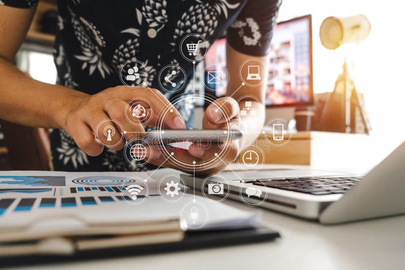 Hand unter Verwendung des intelligenten Telefons für das on-line-Einkaufen der beweglichen Zahlungen, omni Kanal, Sitzen lizenzfreies stockbild Hand unter Verwendung des intelligenten Telefons für das on-line-Einkaufen der beweglichen Zahlungen, omni Kanal, Sitzen lizenzfreies stockbild