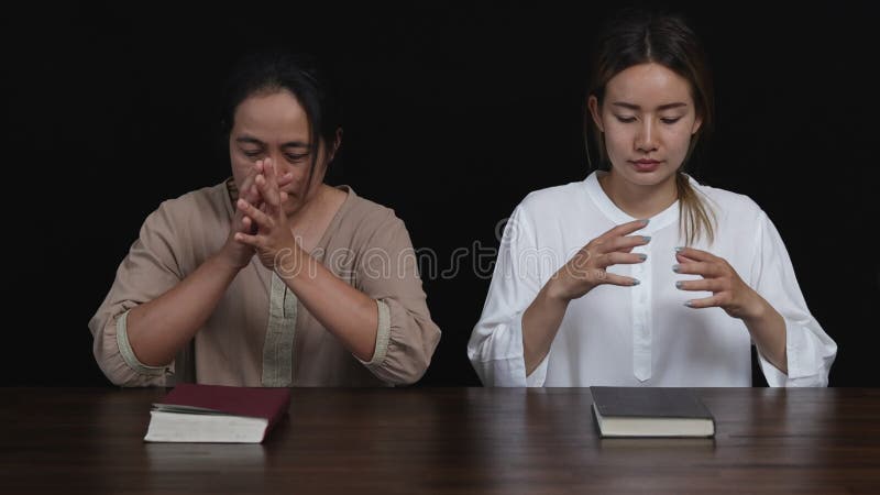 Hand van de vrouw tijdens het bidden voor de christelijke religie , is een vrouw die bebidt met een concept van een kruiselingse r