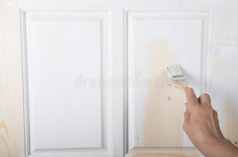 Hand van een bejaarde met een verfborstel met witte verfdoo stock foto Hand van een bejaarde met een verfborstel met witte verfdoo stock foto