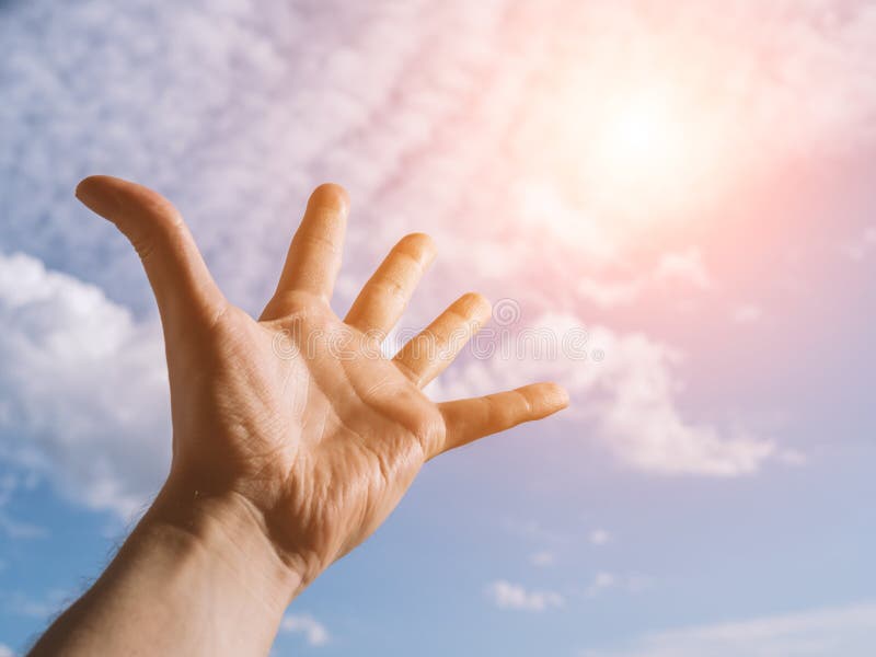 Hand van een mens die aan naar hemel bereiken stock foto Hand van een mens die aan naar hemel bereiken stock foto