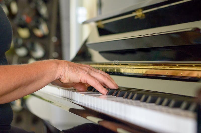 Hand van een vrouw die de piano spelen stock foto's Hand van een vrouw die de piano spelen stock foto's