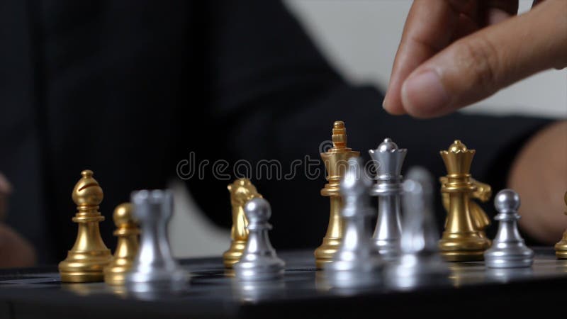 Hand van het bedrijfsman en vrouwen spelen schaak