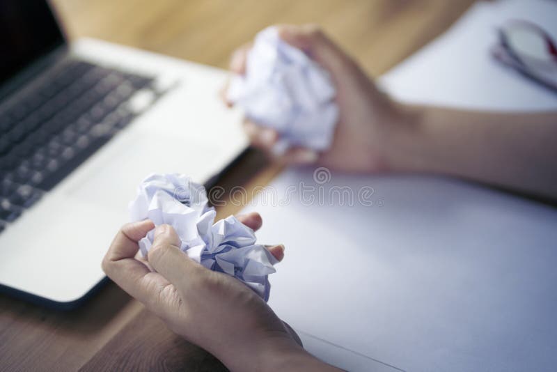 Hand verfrommeld document met laptop stock foto's Hand verfrommeld document met laptop stock foto's