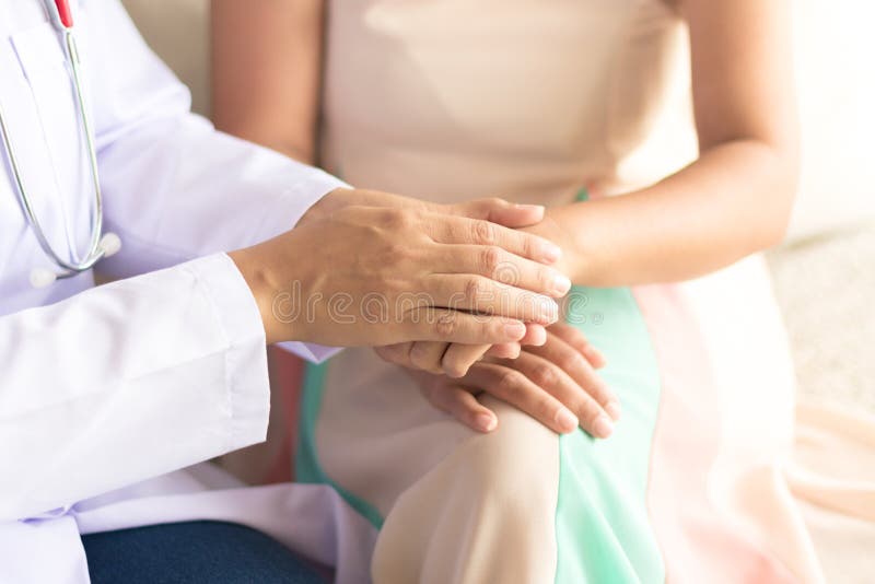Hand von Doktor ihrem weiblichen Patienten versichernd stockfotografie Hand von Doktor ihrem weiblichen Patienten versichernd stockfotografie