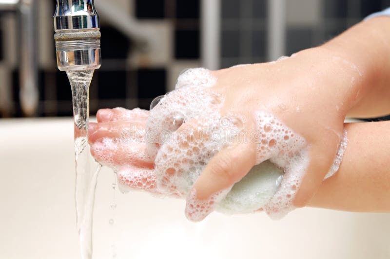 Sapone mani del bambino il lavaggio a mano nel lavandino.