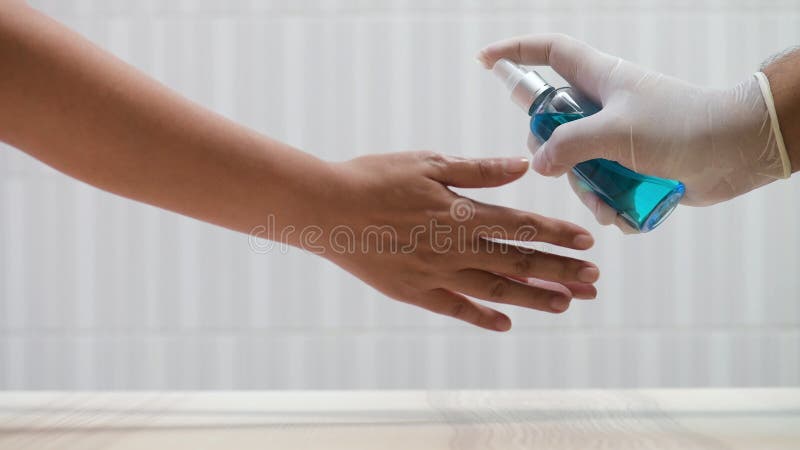 Hand wassen met alcoholgel uit de flespomp voor het anticoronavirus.