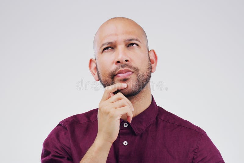 Handarbeit und Fragedenken im Studio oder zukünftige Gedanken für Brainstorming Ideenwahl oder verwirrt. männliche Person stockfotografie