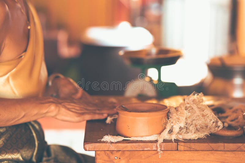 Handasiatische Frauen machen thail?ndische aromatische Kerze f?r den Nahrungsmittelgebrauch - gro? f?r thail?ndische Nachtische - stockbilder Handasiatische Frauen machen thail?ndische aromatische Kerze f?r den Nahrungsmittelgebrauch - gro? f?r thail?ndische Nachtische - stockbilder