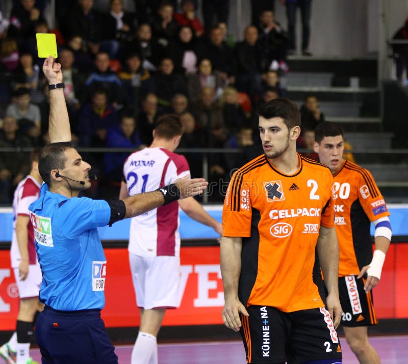 Main De L'arbitre De Handball Avec Sifflet Image stock - Image du