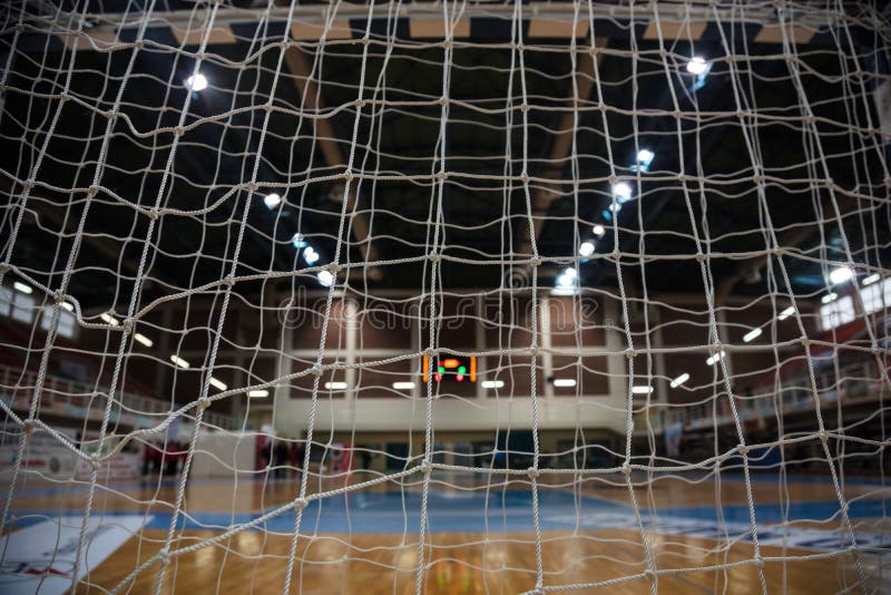 Handball pojęcie Bramkowe poczta sieci od behind widoku Zamazany sąd, atlety i elektroniczny tablicy wyników tło, obrazy stock Handball pojęcie Bramkowe poczta sieci od behind widoku Zamazany sąd, atlety i elektroniczny tablicy wyników tło, obrazy stock