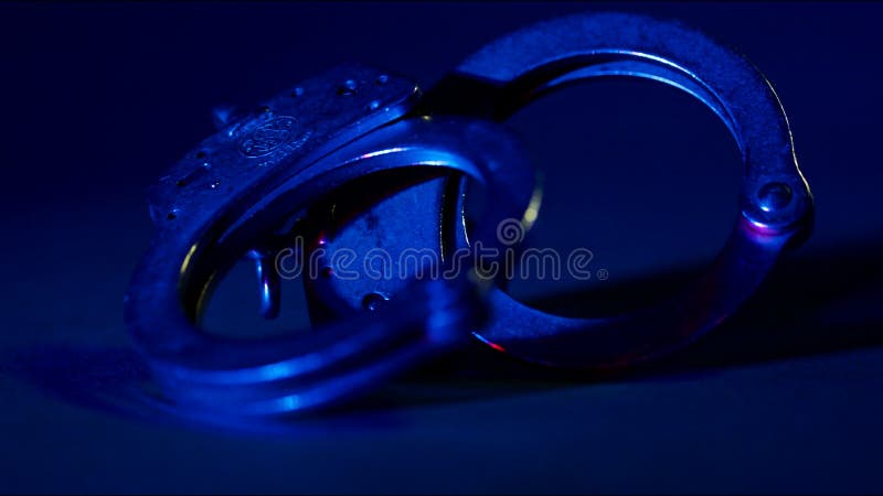 Handbojor med blåa och röda blinkande polisljus