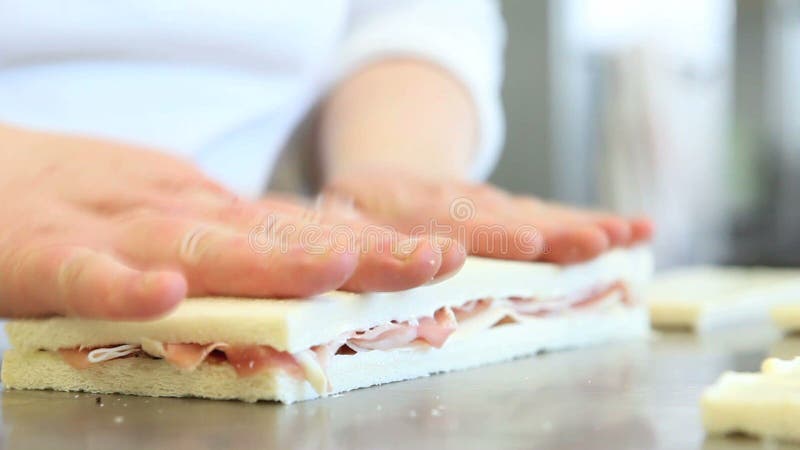 Handchef bereiten Sandwiche zu