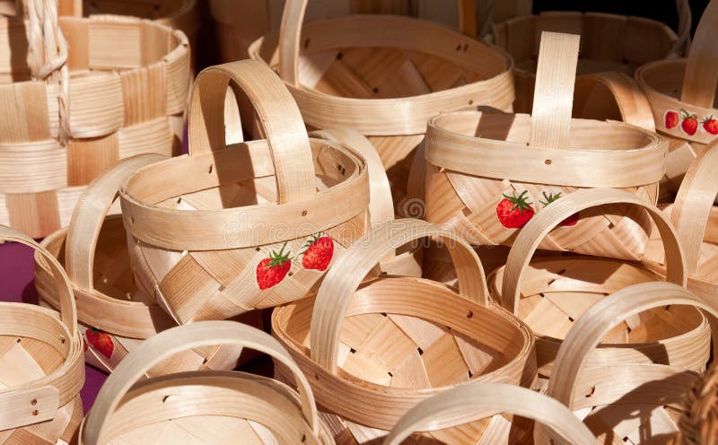 Handcrafted корзины на рынке стоковые фотографии rf Handcrafted корзины на рынке стоковые фотографии rf