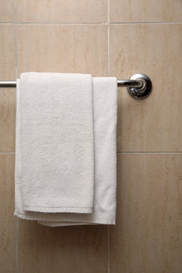 Полотенце весит. Крючок для полотенец белый. Полотенце висит. Полотенце висит в ванной. Старое полотенце висит.