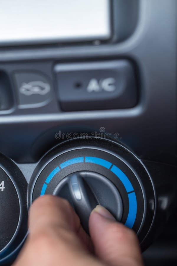 Handdrehungsgriff zu Auto abkühlendem Temp justieren stockfoto Handdrehungsgriff zu Auto abkühlendem Temp justieren stockfoto