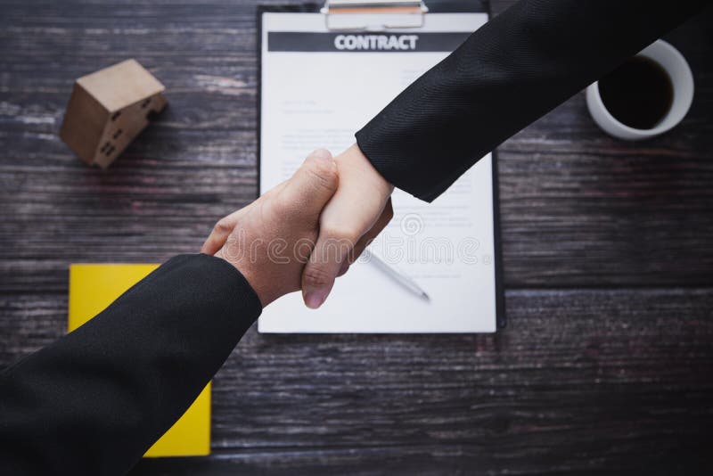 handdruk van het kantoor van de bankagent met klant of cliënt, verkoop huis, huur ingezeten en koop appartement of vastgoedconcep stock afbeelding handdruk van het kantoor van de bankagent met klant of cliënt, verkoop huis, huur ingezeten en koop appartement of vastgoedconcep stock afbeelding