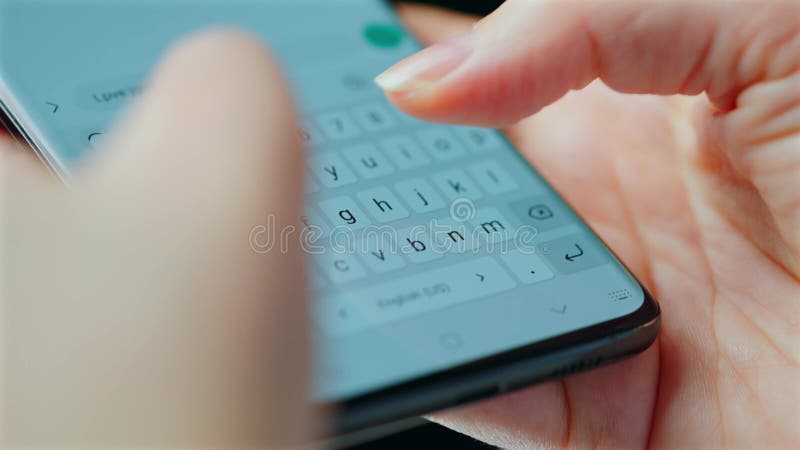 Handdrukken tekst op smartphone closeup. stock footage