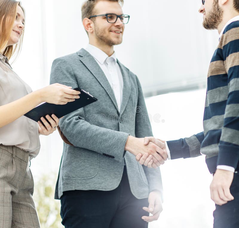 handdrukpartners na bespreking van het contract in een helder bureau royalty-vrije stock afbeeldingen handdrukpartners na bespreking van het contract in een helder bureau royalty-vrije stock afbeeldingen