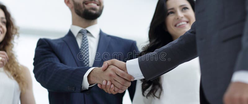 Handdrukpartners op een vergadering royalty-vrije stock foto Handdrukpartners op een vergadering royalty-vrije stock foto