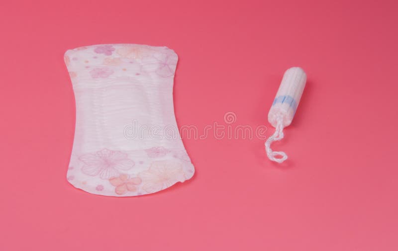 handduk eller block för bomull medicinsk för kritiska dagar för kvinnor på rosa färger royaltyfria bilder handduk eller block för bomull medicinsk för kritiska dagar för kvinnor på rosa färger royaltyfria bilder