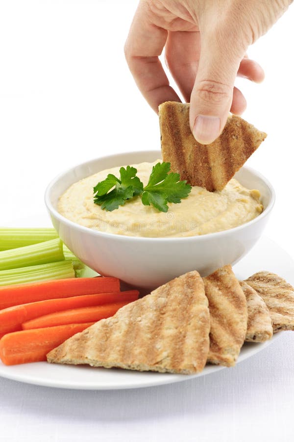 Handeintauchendes Pita Im Hummus Stockbild Bild von köstlich, protein 14703797