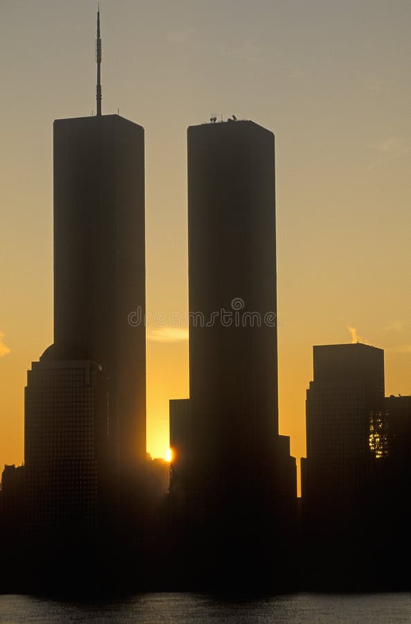 Handel Światowy góruje przy wschodem słońca, Miasto Nowy Jork, NY