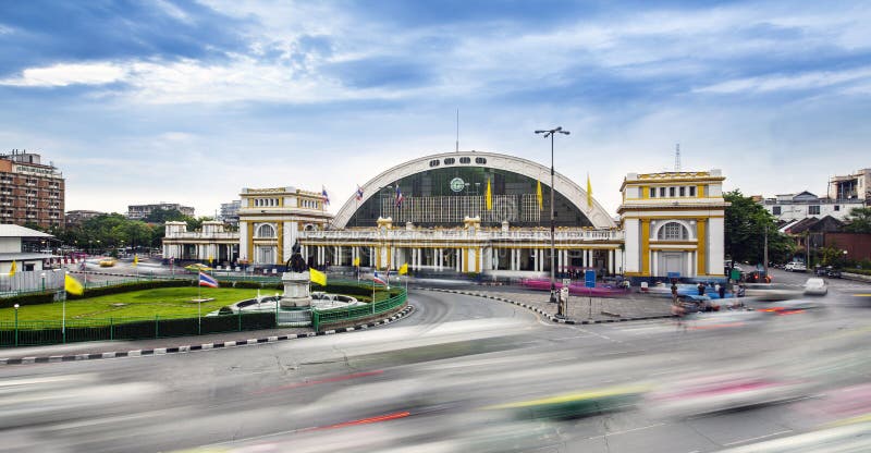 Handeln Sie in der modernen Stadt, zentrale Bahnstation Bangkoks (Hua Lamphong Railway Station) Thailand.
