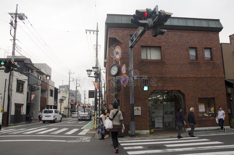Handeln Sie Straße mit Japaner und Ausländergehen und -besuch stree stockfoto Handeln Sie Straße mit Japaner und Ausländergehen und -besuch stree stockfoto