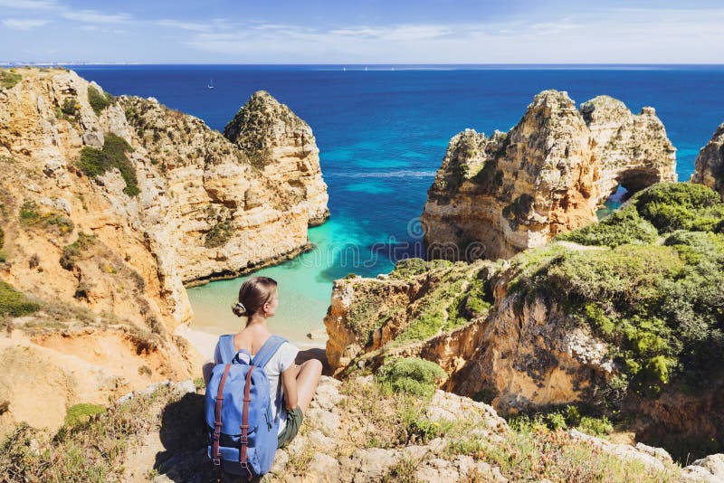 Handelsresande för ung kvinna som ser havet i den Lagos staden, Algarve region, Portugal lopp- och aktivlivsstilbegrepp royaltyfria foton Handelsresande för ung kvinna som ser havet i den Lagos staden, Algarve region, Portugal lopp- och aktivlivsstilbegrepp royaltyfria foton