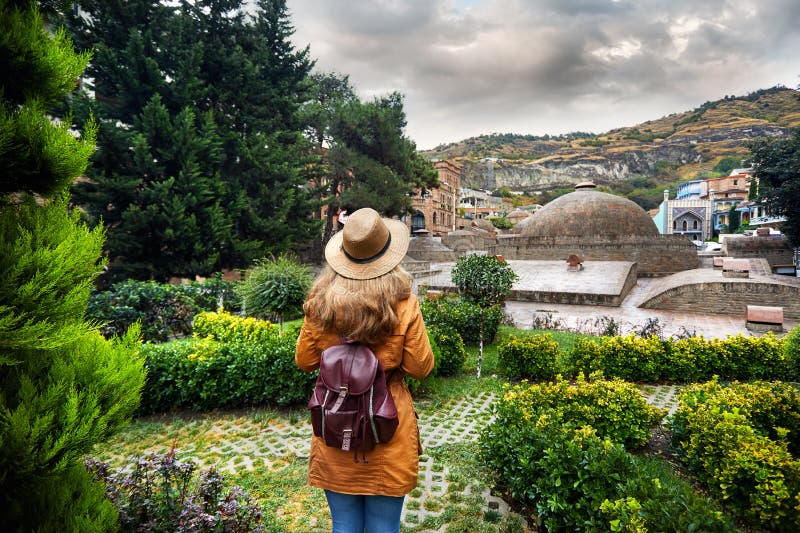 Handelsresande på det Abanotubani området av Tbilisi arkivbild Handelsresande på det Abanotubani området av Tbilisi arkivbild