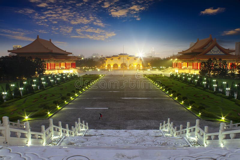 Handelsresanden besökte frihetfyrkanten för den lönrespektChiang Kai-Shek monumentet i minnes- korridor, detta ställe är ett popu fotografering för bildbyråer Handelsresanden besökte frihetfyrkanten för den lönrespektChiang Kai-Shek monumentet i minnes- korridor, detta ställe är ett popu fotografering för bildbyråer