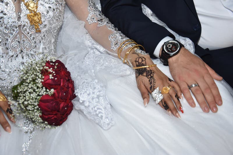 reptielen manipuleren Chip Handen Van De Pasgeborenen Samen Met Gouden Trouwringen Die Met Oosterse  Henna Op De Huid Tekenen En Geen Tatoeage Stock Foto - Image of haar,  meisje: 203786360