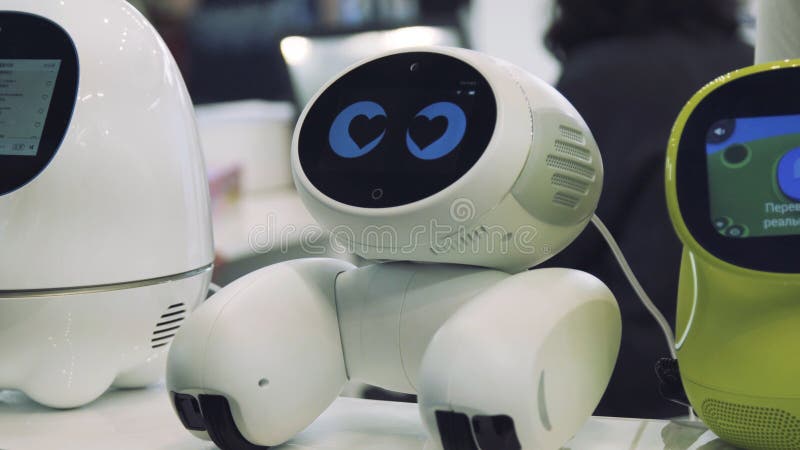 Handen av mannen trycker på roboten Roboten är lycklig med handlaget av en människa begrepp isolerad teknologiwhite royaltyfri fotografi Handen av mannen trycker på roboten Roboten är lycklig med handlaget av en människa begrepp isolerad teknologiwhite royaltyfri fotografi