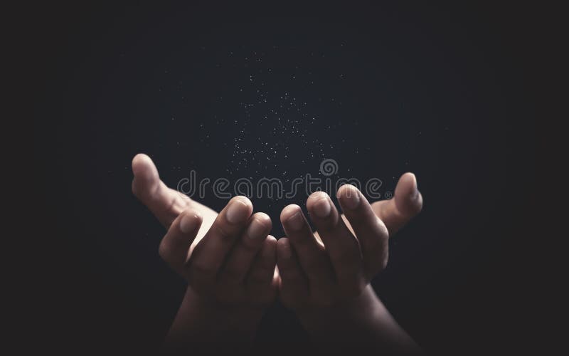 Handen bidden met geloof in religie en geloof in God op de zegen van de achtergrond Kracht van hoop of liefde en toewijding