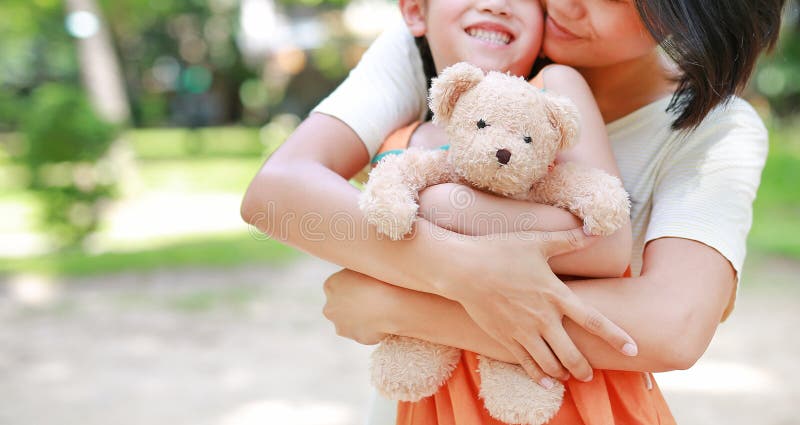 Handen dicht bij mam, knuilen dochter en knuffelen van teddy beer pop Moeder en kind met liefde en relatieconcept